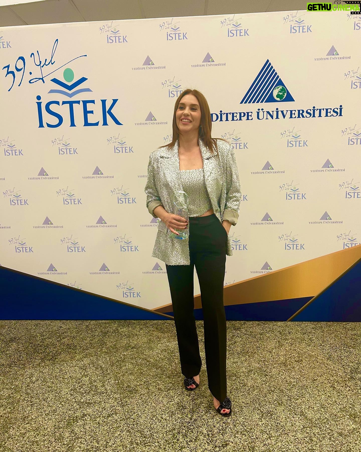 Evrim Alasya Instagram - Bana çok güzel bir gece yaşatan @yeditepeuniversitesi ve öğrencilerine çok teşekkür ederim @yeditepedilekgonulluleri Styling @smozkn Ceket/büstiyer @aynoorofficial Küpe @elfi.aksesuar Ayakkabı @ilvi_official