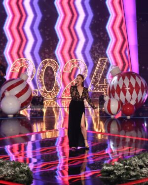 Evrim Alasya Instagram - Elbisemi çok soran oldu @onur_sevinch ellerinden🖤 
@beyazbutik 
Styling @smozkn 
#osesturkiye #2024 #song