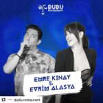 Evrim Alasya Instagram - 22-Ocakta @emrekinay ile Duru Ataşehir’de #ikibekar oynuyoruz 28-Ocakta @dudu.restaurant’ta konser veriyoruz biz bunu hep yapıyoruz🤩🤩