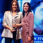 Evrim Alasya Instagram – Bana çok güzel bir gece yaşatan @yeditepeuniversitesi  ve öğrencilerine çok teşekkür ederim @yeditepedilekgonulluleri 

Styling @smozkn 
Ceket/büstiyer @aynoorofficial 
Küpe @elfi.aksesuar 
Ayakkabı @ilvi_official