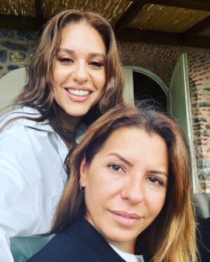 Evrim Alasya Instagram - Yıllardır çalışıyoruz bir fotomuz yok dedik💕 #menajer #işlergüçler #çekimler #röportajlar