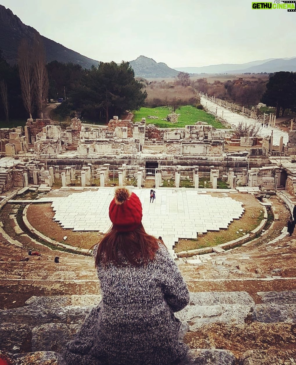 Evrim Alasya Instagram - Bütün dünya bir sahnedir demiş Shakespeare,rolünüzün hakkını verin:) günümüz kutlu olsun🎈#27martdünyatiyatrogünü