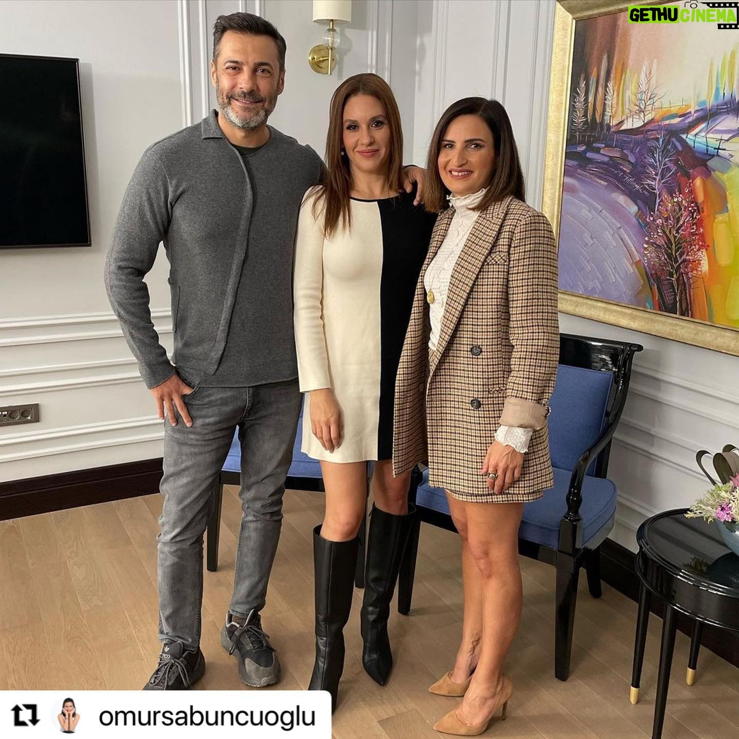 Evrim Alasya Instagram - Güldük eğlendik pazar günü @omursabuncuoglu ile @showtv’de #pazarsürprizi’ndeyiz🍀 @kizilcikserbetitv #kızılcıklerbeti