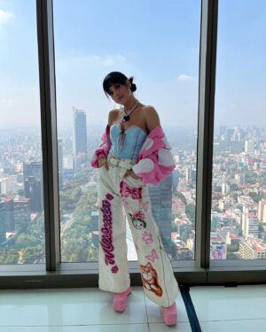 Fátima Molina Instagram - Junket de prensa #papásporencargo2 @disneyplusla 👗 @sarahireza  Jacket & Pants: @musminmx
Botas & Accesorios: @calexicoshoroom 💄💁🏽‍♀️ @vaniamaquillaje  @mmagency_