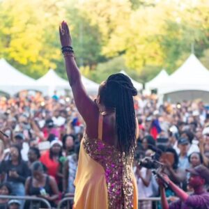 Fabienne Colas Instagram - #EnClotureCeSoir: Elle, c'est notre Emeline Michel, la reine de la chanson créole. Ces belles images ont ete prises lors de sa venue au Festival Haiti En Folie avant la pandémie. 

Nous sommes honorés de l'accueillir de nouveau ce dimanche 30 juillet 2023 en clôture du Festival à 7pm.

#Montreal, Rendez-vous au Parc Lafontaine!!!

Spectacle TD. Créé par la Fondation Fabienne Colas Foundation