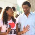 Fabienne Colas Instagram - #BoucheBée: Devinez ce que Dany Laferrière m'a écrit à la suite de l'annonce du doctorat honorifique que je recevrai le 6 juin 2024 de la Faculté des beaux-arts de @concordiauniversity! Je vous le partage ici, avec son autorisation: *** Chère Fabienne, Docteur Colas, Je suis si heureux de te savoir dans la toge du plus haut grade universitaire, celui de doctorat honoris causa. Je te félicite respectueusement pour le chemin accompli, et cela sans piétiner les plates-bandes de personne, ni humilier quiconque. Cette distinction, tu la dois à ton travail inlassable (pour le cinéma et contre le racisme), et à cette humanité que tu as fait preuve durant tout le processus. Poursuis ta route, petite fille d’Haïti, c’est tout ce qu’on te demande de faire durant ces temps si difficiles. Ne perds pas ton énergie ailleurs que sur tes projets qui font du bien à tant de monde déjà. Je t’embrasse fièrement ma sœur… Ton vieux frère Dany (Laferrière) *** Je suis bouche bée devant tant de générosité... Cela m'encourage à ne pas baisser les bras. Vous conviendrez avec moi que Dany Laferrière, écrivain et membre de l'Académie française, est un maître des mots et de leur agencement. Il vient de fêter ses 70 ans. L’Académie française est bien chanceuse d’avoir Laferrière sur ce mythique fauteuil #2 qui a vu passer, entre autres, Montesquieu en 1728, Alexandre Dumas en 1874 et Victor Hugo en 1841. Tellement privilégiée de l'avoir comme ami loyal, conseiller, mentor, et surtout comme mon idole. Comme on dit au Québec: Je l'aime d'amour!!! Merci Dany. Quant à vous, merci de vos bons mots, sur toutes les plateformes, qui m'ont propulsée! J'ai été inondée d'amour de toutes parts. Ce doctorat honorifique c'est grâce à votre appui indéfectible depuis toujours. Onè saa se pou Ayiti li ye tou!!! ___ Photos prises au @FestivalHaitiEnFolie dont la 18e édition se tiendra du 24 au 28 juillet 2024. Www.HaitiEnFolie.com #HEF24 La dernière photo a été prise de mon Blackberry de l'époque à l'Académie française quand Dany fut intronisé Académicien.