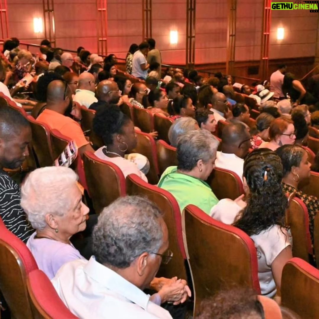 Fabienne Colas Instagram - About last night! Salle comble pour Freda de @gessicageneus hier soir au Théâtre Outremont au @FestivalHaitiEnFolie. MERCI #Montreal et merci à: @bastiennehemie pour la touchante discussion après le film. À tous les médias et en particulier TV5 Québec Canada et Le Devoir pour votre soutien. Merci à @td_canada pour votre confiance et loyauté. Aux équipes de @MontrealBlackFilmFest, Fondation Fabienne Colas, @fonduaunoir.fadetoblack et tous les autres Festivals créés par la Fondation Fabienne Colas pour votre aide à la promotion et à l'organisation. Joignez-nous jusqu'au 30 juillet 2023 http://HaitiEnFolie.com #hef23 Pa bliyé Defilé rara à 4PM (samedi 29 juillet)!!!