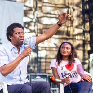 Fabienne Colas Instagram - #BoucheBée: Devinez ce que Dany Laferrière m'a écrit à la suite de l'annonce du doctorat honorifique que je recevrai le 6 juin 2024 de la Faculté des beaux-arts de @concordiauniversity! Je vous le partage ici, avec son autorisation:

***

Chère Fabienne,
Docteur Colas,
Je suis si heureux de te savoir dans la toge du plus haut grade universitaire, celui de doctorat honoris causa.
Je te félicite respectueusement pour le chemin accompli, et cela sans piétiner les plates-bandes de personne, ni humilier quiconque. Cette distinction, tu la dois à ton travail inlassable (pour le cinéma et contre le racisme), et à cette humanité que tu as fait preuve durant tout le processus. 
Poursuis ta route, petite fille d’Haïti, c’est tout ce qu’on te demande de faire durant ces temps si difficiles. Ne perds pas ton énergie ailleurs que sur tes projets qui font du bien à tant de monde déjà. 
Je t’embrasse fièrement ma sœur…
Ton vieux frère 
Dany (Laferrière)

***

Je suis bouche bée devant tant de générosité... Cela m'encourage à ne pas baisser les bras.

Vous conviendrez avec moi que Dany Laferrière, écrivain et membre de l'Académie française, est un maître des mots et de leur agencement. Il vient de fêter ses 70 ans. L’Académie française est bien chanceuse d’avoir Laferrière sur ce mythique fauteuil #2 qui a vu passer, entre autres, Montesquieu en 1728, Alexandre Dumas en 1874 et Victor Hugo en 1841.

Tellement privilégiée de l'avoir comme ami loyal, conseiller, mentor, et surtout comme mon idole. Comme on dit au Québec: Je l'aime d'amour!!! Merci Dany.

Quant à vous, merci de vos bons mots, sur toutes les plateformes, qui m'ont propulsée! J'ai été inondée d'amour de toutes parts. Ce doctorat honorifique c'est grâce à votre appui indéfectible depuis toujours. 

Onè saa se pou Ayiti li ye tou!!!
___

Photos prises au @FestivalHaitiEnFolie dont la 18e édition se tiendra du 24 au 28 juillet 2024. Www.HaitiEnFolie.com #HEF24 

La dernière photo a été prise de mon Blackberry de l'époque à l'Académie française quand Dany fut intronisé Académicien.