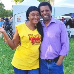 Fabienne Colas Instagram - #BoucheBée: Devinez ce que Dany Laferrière m'a écrit à la suite de l'annonce du doctorat honorifique que je recevrai le 6 juin 2024 de la Faculté des beaux-arts de @concordiauniversity! Je vous le partage ici, avec son autorisation:

***

Chère Fabienne,
Docteur Colas,
Je suis si heureux de te savoir dans la toge du plus haut grade universitaire, celui de doctorat honoris causa.
Je te félicite respectueusement pour le chemin accompli, et cela sans piétiner les plates-bandes de personne, ni humilier quiconque. Cette distinction, tu la dois à ton travail inlassable (pour le cinéma et contre le racisme), et à cette humanité que tu as fait preuve durant tout le processus. 
Poursuis ta route, petite fille d’Haïti, c’est tout ce qu’on te demande de faire durant ces temps si difficiles. Ne perds pas ton énergie ailleurs que sur tes projets qui font du bien à tant de monde déjà. 
Je t’embrasse fièrement ma sœur…
Ton vieux frère 
Dany (Laferrière)

***

Je suis bouche bée devant tant de générosité... Cela m'encourage à ne pas baisser les bras.

Vous conviendrez avec moi que Dany Laferrière, écrivain et membre de l'Académie française, est un maître des mots et de leur agencement. Il vient de fêter ses 70 ans. L’Académie française est bien chanceuse d’avoir Laferrière sur ce mythique fauteuil #2 qui a vu passer, entre autres, Montesquieu en 1728, Alexandre Dumas en 1874 et Victor Hugo en 1841.

Tellement privilégiée de l'avoir comme ami loyal, conseiller, mentor, et surtout comme mon idole. Comme on dit au Québec: Je l'aime d'amour!!! Merci Dany.

Quant à vous, merci de vos bons mots, sur toutes les plateformes, qui m'ont propulsée! J'ai été inondée d'amour de toutes parts. Ce doctorat honorifique c'est grâce à votre appui indéfectible depuis toujours. 

Onè saa se pou Ayiti li ye tou!!!
___

Photos prises au @FestivalHaitiEnFolie dont la 18e édition se tiendra du 24 au 28 juillet 2024. Www.HaitiEnFolie.com #HEF24 

La dernière photo a été prise de mon Blackberry de l'époque à l'Académie française quand Dany fut intronisé Académicien.
