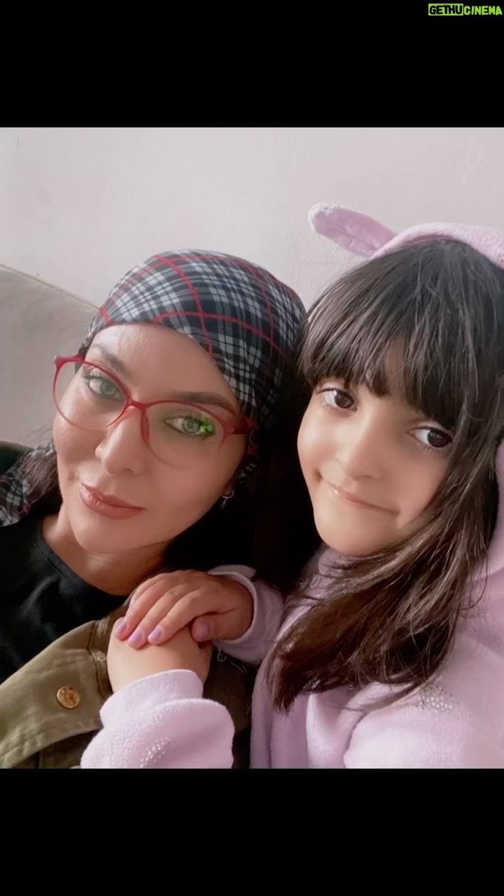 Faghiheh Soltani Instagram - به سفلرش گندم خانم 🥰🤗🌸🐤 دوستتون داریم 🩵 #فقیهه_سلطانی_و_دخترش #فقیهه_سلطانی #گندم_امیدیان_سلطانی