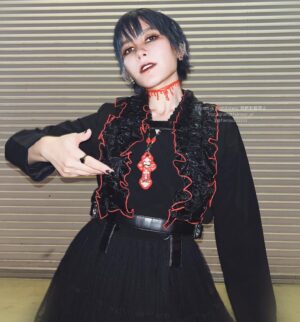 Fairouz Ai Instagram - 本日は #ジャンフェス へのご来場、そして配信のご視聴をありがとうございました！
中学生の頃に一ファンとして訪れていたジャンフェスに、こうして声優として出演できることが本当に嬉しいですし、夢が叶ったんだなぁと感慨深くなります。チャンスをくれた全ての皆様にありがとうございます！！

まず『 #怪獣8号 』！
今回、四ノ宮キコル役としてシークレットゲストで、初のキャスト発表でした！
原作を読んだ時から、キコルの努力家でプレッシャーにも負けないタフな精神にたくさんパワーをもらい、コメディシーンも本当に楽しく演じさせていただいてたので、皆さんの前でキコル役と名乗れる日が無事に訪れて嬉しいです！
原作超面白いです！！キャスト一人一人に温かいメッセージをくださった松本先生、ありがとうございます！
キコルの衣装は「防衛隊で戦う強い女性」と「高飛車なお嬢様」をイメージした、アクティブ✖️エレガントコーデにしました🙌🏻
キコルのイメージカラーであるイエローと防衛隊のブラックを混ぜて…めっちゃお気に入りです！
頑張って用意して良かった🖤キコルのこと考えてコーデ用意する時間すらも楽しかった⚡️

そして『 #株式会社マジルミエ 』💓
実はすごくバタバタしていて写真を撮り忘れてしまって……😭
こちらは天才スタイリストさんが、カナらしい清楚で可愛い色合いに、わたし好みのパンキッシュな要素を取り入れた素敵なコーデを組んでくださいました🙌🏻
アフレコはこれからなので本当にワクワクしています！そして先生がキャスト宛にお手紙を書いてくださって感動です🥹
みんなの大好きな、大切なカナを一生懸命演じさせていただきます！！
ぜひお楽しみに！！

最後は『 #チェンソーマン 』じゃァ！
今回は公安のスーツ風ワンピースと、パワーのツノをイメージしたヘアアクセを用意してみました🩸血ョーカーも！やっぱ赤い色って大好き！

そして劇場版のレゼ篇についてもついに発表されましたね…！！❤️‍🔥❤️‍🔥❤️‍🔥
スタッフ一同、パパパパワー全開で頑張ります！
よろしくお願いいたします！
ねずみの悪魔もよろしくね！

#ファイルーズあい
#fairouzai