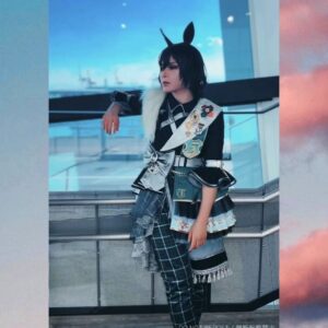 Fairouz Ai Instagram - #ウマ娘5th名古屋d2 へのご来場、配信のご視聴、ありがとうございました！
ゲーム・歌唱収録等はいつも1人で録るので、こうして作品を愛する皆さんの前に立ち、そしてシリウスシンボリを愛するたくさんのパピー達に直接会って対話することができて、本当に嬉しかったです！
ノリノリでコーレスしてくれてありがとう！🐶わんわん！
自分がこの場に立つことで、こんなにも喜んで、涙して、幸せを感じてもらえるんだということに、わたしの方が幸せな気持ちと活力をいただきました！この場所に連れてきてくれて、皆さんと引き合わせてくれたシリウスに感謝です🙏🏻

コスプレとかキャラメイクが大好きなので、彼女らしさが表現できるように色々と試行錯誤しながら、かつ楽しみながら準備をしました。
でも顔だけじゃなくてダンスや所作の一つ一つに『らしさ』が出なくては！と思ったので、ゲームのモーションを観察してみたり、ダンスの先生にアドバイスや指導をしてもらったり、たくさんの方のおかげで『声だけでなく身体で演じる』という素晴らしい体験ができました。先生方、ありがとうございました！！

ライブやイベントを通して自分のことを好きになってもらえるのも嬉しいけど、でもやっぱ何よりも、自分のパフォーマンスを通してキャラクターのことをもっと好きになってもらえることが1番嬉しい❤️‍🔥

そしてなんとマネージャーさんからフラスタの写真がたくさん送られてきて…こんなにもたくさんの方にシリウスが愛されていて嬉しくなりました。
決して少なくないお金と、大切なお時間やリソースを割いてまで愛を表現して伝えてくれて、本当にありがとうございます！シリウスも喜んでると思います。ご機嫌でパピーちゃん達にご褒美くれると思います。

またいつかあの舞台に立てるように、これからも研鑽を重ねて強くなります。
その時はまた、熱烈な「わん！！」をお願いします！

#ウマ娘
#シリウスシンボリ
#fairouzai
#ファイルーズあい