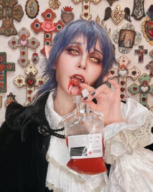 Fairouz Ai Instagram - 邪悪なみんな〜〜〜！！
ハロウィンインスタライブに来てくれて本当にありがとう〜〜！！🎃💜
みんなと一緒に綿棒スケルトン作れて楽しかったよ！ぜひ #ファイルーズ展 で投稿してね💀🖤

アーカイブも期間限定で残すので、ぜひ観てね〜！！
明日早いから今日はもう化粧落として棺桶で寝ます！明日以降で巡回するね！
おやすみ！！
良い悪夢を🖤
#fairouzai
#ファイルーズあい