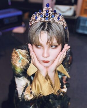 Fairouz Ai Instagram - 🌹🌹🌹🌹

TVアニメ「悲劇の元凶となる最強外道ラスボス女王は民の為に尽くします。」～民よ、宴の時間です！～
ご来場いただいたフリージア王国民の皆様、本当にありがとうございました〜🖤
皆さんのファッションやたくさんの笑顔から、ラス為が本当に大好きなんだという気持ちがたくさん伝わってきましたし、何よりプライドのことをすっごく愛してくれてるのが伝わって来て、本当に本当に嬉しかったです！

今後とも、アニメも原作もぜひ楽しんでくださいね！

今日の衣装は、動物から天使・エルフまで、いろんな生き物が描かれているゴージャスなセットアップでした✨
こういう絵画モチーフ大好き！
憧れのティアラも👑

#fairouzai
#ファイルーズあい