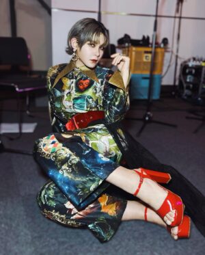 Fairouz Ai Instagram - 🌹🌹🌹🌹

TVアニメ「悲劇の元凶となる最強外道ラスボス女王は民の為に尽くします。」～民よ、宴の時間です！～
ご来場いただいたフリージア王国民の皆様、本当にありがとうございました〜🖤
皆さんのファッションやたくさんの笑顔から、ラス為が本当に大好きなんだという気持ちがたくさん伝わってきましたし、何よりプライドのことをすっごく愛してくれてるのが伝わって来て、本当に本当に嬉しかったです！

今後とも、アニメも原作もぜひ楽しんでくださいね！

今日の衣装は、動物から天使・エルフまで、いろんな生き物が描かれているゴージャスなセットアップでした✨
こういう絵画モチーフ大好き！
憧れのティアラも👑

#fairouzai
#ファイルーズあい