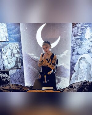 Fairouz Ai Instagram - 大好きな『デスノート展』に行ってきた！！
中学からずっと好きだったんだけど、展示を見てたら当時の熱量とか情景が浮かんできて、好きすぎて苦しくなった🥲デスノは間違いなく自分を形作ってくれた大切な作品の一つだし、メロはわたしにとって永遠のNo. 1です。原作愛を感じるフォトスポット(月の部屋、最終話のジオラマ、Lのモニター…etc)もいっぱいあって、原画の展示も本当に一枚一枚丁寧で、見ていると読み返したくなること間違いなしです！わたしも絶賛アニメ見返し始めました！
よく見るとニアの口元に修正入ってて「あ！ここの表情は最初は笑顔だったんだ！」とかそういう気付きもあって本当に感動です！！
努力家で自尊心の強いワイミーズ・ハウス時代のメロが本当に大好きだから、原画を見た時体が震えました。ずっと何度も同じページを開いたり模写してたメロが目の前に…言葉が出なかったです😭本当にメロが大好き
思春期にメロの真似してずっと板チョコ食べてたし、13巻はメロのページだけ開きすぎて何もしなくても勝手に開くくらい読んでました。
そして大切な、ニアの「二人ならLを越せる」のシーン…何度このセリフに救われたことか…原画で見ることができて、本当に感謝しかないです。
グッズも最高でした。この令和にメロのグッズが……😭🙏🏻
企画・開催してくださったすべての皆様、そして素晴らしい作品を生み出してくださった先生方、本当にありがとうございます！！
デスノート大好き！！🖤🖤🖤

#デスノート
#デスノート展
#ファイルーズあい