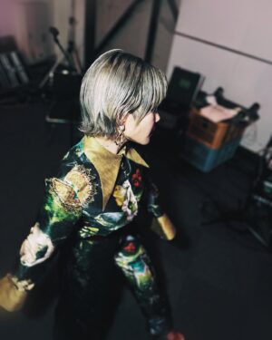 Fairouz Ai Instagram - 🌹🌹🌹🌹

TVアニメ「悲劇の元凶となる最強外道ラスボス女王は民の為に尽くします。」～民よ、宴の時間です！～
ご来場いただいたフリージア王国民の皆様、本当にありがとうございました〜🖤
皆さんのファッションやたくさんの笑顔から、ラス為が本当に大好きなんだという気持ちがたくさん伝わってきましたし、何よりプライドのことをすっごく愛してくれてるのが伝わって来て、本当に本当に嬉しかったです！

今後とも、アニメも原作もぜひ楽しんでくださいね！

今日の衣装は、動物から天使・エルフまで、いろんな生き物が描かれているゴージャスなセットアップでした✨
こういう絵画モチーフ大好き！
憧れのティアラも👑

#fairouzai
#ファイルーズあい