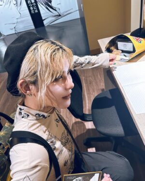Fairouz Ai Instagram - 大好きな『デスノート展』に行ってきた！！
中学からずっと好きだったんだけど、展示を見てたら当時の熱量とか情景が浮かんできて、好きすぎて苦しくなった🥲デスノは間違いなく自分を形作ってくれた大切な作品の一つだし、メロはわたしにとって永遠のNo. 1です。原作愛を感じるフォトスポット(月の部屋、最終話のジオラマ、Lのモニター…etc)もいっぱいあって、原画の展示も本当に一枚一枚丁寧で、見ていると読み返したくなること間違いなしです！わたしも絶賛アニメ見返し始めました！
よく見るとニアの口元に修正入ってて「あ！ここの表情は最初は笑顔だったんだ！」とかそういう気付きもあって本当に感動です！！
努力家で自尊心の強いワイミーズ・ハウス時代のメロが本当に大好きだから、原画を見た時体が震えました。ずっと何度も同じページを開いたり模写してたメロが目の前に…言葉が出なかったです😭本当にメロが大好き
思春期にメロの真似してずっと板チョコ食べてたし、13巻はメロのページだけ開きすぎて何もしなくても勝手に開くくらい読んでました。
そして大切な、ニアの「二人ならLを越せる」のシーン…何度このセリフに救われたことか…原画で見ることができて、本当に感謝しかないです。
グッズも最高でした。この令和にメロのグッズが……😭🙏🏻
企画・開催してくださったすべての皆様、そして素晴らしい作品を生み出してくださった先生方、本当にありがとうございます！！
デスノート大好き！！🖤🖤🖤

#デスノート
#デスノート展
#ファイルーズあい