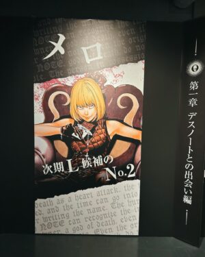 Fairouz Ai Instagram - 大好きな『デスノート展』に行ってきた！！
中学からずっと好きだったんだけど、展示を見てたら当時の熱量とか情景が浮かんできて、好きすぎて苦しくなった🥲デスノは間違いなく自分を形作ってくれた大切な作品の一つだし、メロはわたしにとって永遠のNo. 1です。原作愛を感じるフォトスポット(月の部屋、最終話のジオラマ、Lのモニター…etc)もいっぱいあって、原画の展示も本当に一枚一枚丁寧で、見ていると読み返したくなること間違いなしです！わたしも絶賛アニメ見返し始めました！
よく見るとニアの口元に修正入ってて「あ！ここの表情は最初は笑顔だったんだ！」とかそういう気付きもあって本当に感動です！！
努力家で自尊心の強いワイミーズ・ハウス時代のメロが本当に大好きだから、原画を見た時体が震えました。ずっと何度も同じページを開いたり模写してたメロが目の前に…言葉が出なかったです😭本当にメロが大好き
思春期にメロの真似してずっと板チョコ食べてたし、13巻はメロのページだけ開きすぎて何もしなくても勝手に開くくらい読んでました。
そして大切な、ニアの「二人ならLを越せる」のシーン…何度このセリフに救われたことか…原画で見ることができて、本当に感謝しかないです。
グッズも最高でした。この令和にメロのグッズが……😭🙏🏻
企画・開催してくださったすべての皆様、そして素晴らしい作品を生み出してくださった先生方、本当にありがとうございます！！
デスノート大好き！！🖤🖤🖤

#デスノート
#デスノート展
#ファイルーズあい