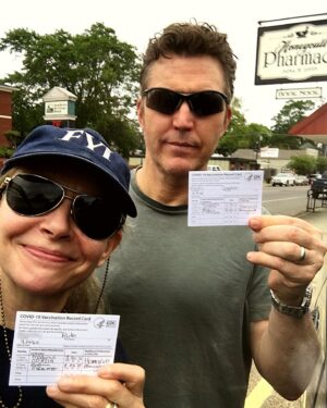 Faith Ford Instagram - Happy #friyay🎉 y’all! Second shot! Done! 🙌🏼💪🏼 @campionmurphy always super smooth with the one finger sleeve hold!😎Swipe ⬅️ #covidvacccine #moderna #louisiana #giterdone