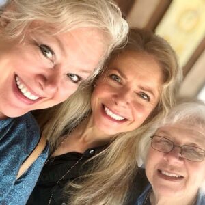 Faith Ford Instagram - Well y’all, my sister @devonoday surprised us! It’s the first time we’ve all been together since Christmas 2018!! She literally just drove up the driveway to the house yesterday afternoon! It was perfectly planned and we had no idea! Mama Pat was just a puddle & so beyond happy. I was floored! We are such a small family & so very close. Even though mama, my sister & I talk or text every day, nothing beats being able to hug, eat together, laugh, share sweet memories or even just sit on the porch and appreciate our “pretty little pond” as Daddy used to call it.♥️ Anyway, wishing you all lots more love and good times ahead! ✨💛✨ #familytime #goodforthesoul #ilovemysister