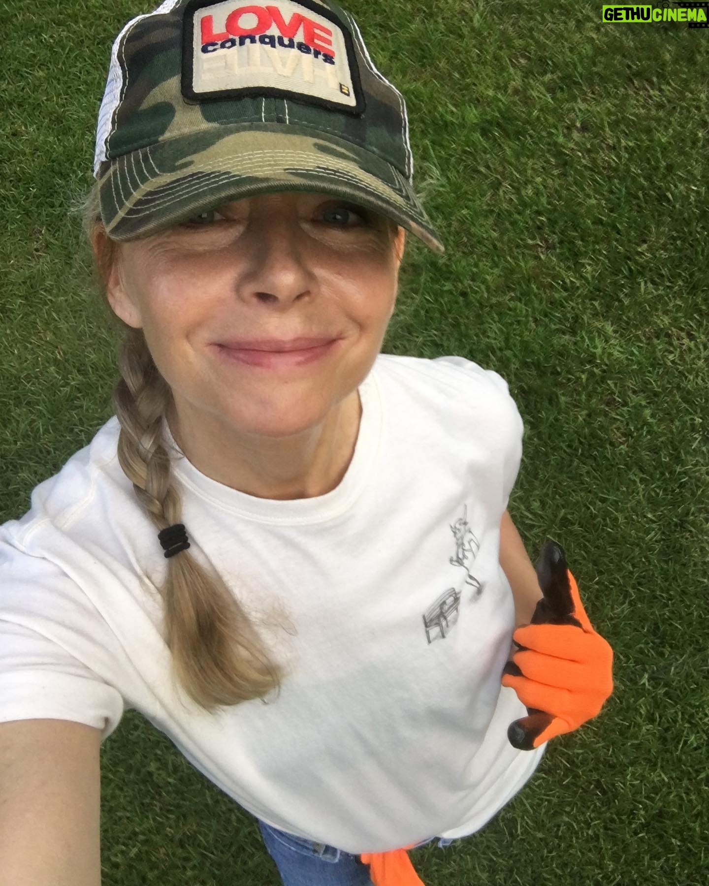 Faith Ford - 2.2K Likes - Pleased as punch to be wearing this super soft, cool as a cucumber, 💯% cotton t-shirt, made from cotton grown, loomed & sewn right here in the U.S.A.!! So proud of my “Hope&Faith” son, @njboy33 & his Jonesboro, Arkansas based Company @back2oneclothing for creating a supreme quality #americanmade product from the ground up!! Awesome work Paulie! ♥️🙌🏼🇺🇸 #cotton #madeinusa