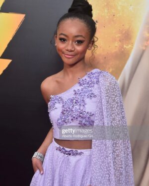 Faithe Herman Instagram - Shazam Fury of the Gods Premiere ⚡️3/14/23 💜 

Styled by: @icontips 
Dress: @rccaylanatelierofficial @rccaylanatelier 

MUA: @reneeloizmakeup 
Hair: @artaviaharris_

PR: @katzpublicrelations 
Photo creds: Getty