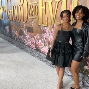 Faithe Herman Instagram - NETFLIX ….. The School For Good And Evil Premiere 🖤 w/my cousin #theschoolforgoodandevil 

MUA : @eeesencee
Hair: @ggs_hairextensions