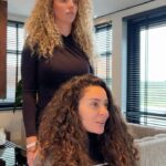 Fajah Lourens Instagram - KORTINGS CODE: Fajah10 Stap voor stap leer ik steeds beter voor mijn krullen te zorgen. Ik gebruik hiervoor al een tijdje de producten van @prettycurlygirl_products Hoe leuk dat ze samen met @leonierietdijk.hairsalon langs is gekomen om mijn krullen in model te knippen. Nu hebben de krullen even 2 weken nodig om echt goed te “landen”. Mijn “Krullen problemen” zijn ze ook zo herkenbaar voor jou? Wil je ook de producten van @prettycurlygirl_products uit proberen, dan heb ik een leuke kortingscode voor je: Fajah10