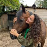 Fajah Lourens Instagram - 11 jaar geleden moest ik dit geweldige paard loslaten. Ik had geen geld meer om mijn paarden te onderhouden na de scheiding. Dit was een van de pijnlijkste gebeurtenissen uit mn leven die ik over de jaren langzaam wanneer ik het toeliet beetje voor beetje heb verwerkt. Ik durfde niet te bellen omdat ik bang was dat hij dood was. Gelukkig leeft hij nog en heb ik destijds een hele lieve nieuwe mama voor hem gevonden. Dankjewel Lieve @romyvaassen voor je lieve zorgen. Het koste me even om alles weer op te bouwen en nu pakt niemand dat ooit nog van me af. Mijn twee prachtige PRE jaarlingen zullen voor altijd aan mijn zijde zijn. Ik verheug me op ons Spanje avontuur en geniet van elke coaching sessie die ze geven. Zo zie je maar dat je altijd een keus hebt. Je kan jezelf uit elke situatie omhoog halen met de juiste #killermindset