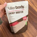Fajah Lourens Instagram - Alles wat je gelooft wordt werkelijkheid. Vier jaar geleden had ik een idee voor een productlijn met mooie ingrediënten voor in de supermarkt en volgende week lanceren we drie nieuwe producten bij Albert Heijn. We zijn trots op onze producten en zoals je kan zien op @killerbodyfood, houden we rekening met de dieren (vegan shakes) en planten we bomen. Energiepoeder is een poeder dat je dagelijks kan nemen zonder toegevoegde suikers en met een heerlijke smaak. Ingrediënten: gaba, taurine, cafeïne, guarana, ashwagandha, vitamine C, B en magnesium. We hebben in al onze producten anti klont middel vervangen voor magnesium wat daar ook voor dient. Ben benieuwd wat jullie er straks van vinden. #energie