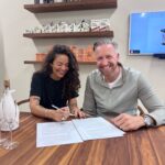 Fajah Lourens Instagram - Gisteren heb ik een distributiedeal getekend met Van Toll Retail voor @killerbodyfood. Dit jaar staat voor mij in het teken van samenwerken. Mijn thema was altijd "alles alleen doen" omdat dat veilig leek, maar uiteindelijk kwam het besef dat je alleen niet alles kan. Alleen is ook niet altijd zo veilig en er zijn ook partijen zoals Van Toll Retail en Michael van de Hurk die betrouwbaar zijn en dezelfde mooie ambities delen om dit merk uit te bouwen. Ik ben trots dat Killerbody binnenkort op alle Antilliaanse eilanden en in Suriname verkrijgbaar is. Ik denk dat mijn vader hier ook super trots op zou zijn als Antilliaan. Dankbaar voor alles op mijn pad geniet ik van alle momenten en verheug ik me op de toekomst. Er komen mooie producten aan voor vrouwen en hun perikelen 😉