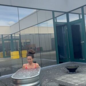 Fajah Lourens Instagram - Het ijsbad is een makkie vergeleken met een ademsessie. Dit is de tweede keer bij @renevalk.com_modules Vorige week 4 minuten, vandaag ruim 8 minuten. Tijdens de ademsessies gebeurt er zoveel waar ik bewust niet eerder bij kon. Vandaag ervaarde ik compassie en zag ik vergroot mijn eigen aandeel in mijn huidige situatie. Het is niet altijd makkelijk om door de pijn heen te bewegen, maar ik voel dat pijn de enige oplossing is voor de pijn. Ik ben super trots op mezelf dat ik mijn minder mooie kanten kan zien en dat ze er ook mogen zijn, dat ik ze voel en ervaar en niet wegloop voor deze ongemakkelijke gevoelens. Ademwerk is daar enorm eerlijk in. Ik kan niet weglopen. Het koude bad leert mij dat alles weer over gaat, rustig blijven ademhalen en dan komt na regen zonneschijn.#killermindset