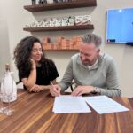Fajah Lourens Instagram - Gisteren heb ik een distributiedeal getekend met Van Toll Retail voor @killerbodyfood. Dit jaar staat voor mij in het teken van samenwerken. Mijn thema was altijd "alles alleen doen" omdat dat veilig leek, maar uiteindelijk kwam het besef dat je alleen niet alles kan. Alleen is ook niet altijd zo veilig en er zijn ook partijen zoals Van Toll Retail en Michael van de Hurk die betrouwbaar zijn en dezelfde mooie ambities delen om dit merk uit te bouwen. Ik ben trots dat Killerbody binnenkort op alle Antilliaanse eilanden en in Suriname verkrijgbaar is. Ik denk dat mijn vader hier ook super trots op zou zijn als Antilliaan. Dankbaar voor alles op mijn pad geniet ik van alle momenten en verheug ik me op de toekomst. Er komen mooie producten aan voor vrouwen en hun perikelen 😉
