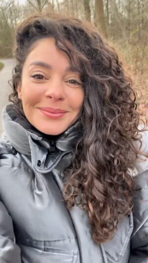 Fajah Lourens Instagram - KORTING :Mijn haar routine met de produten van @prettycurlygirl_products ♥️ De Peppermint shampoo met een milde reiniger gebruikt om mijn haar te wassen. Voor de styling gebruik ik de leave in conditioner en de magical flaxseed gel. Ik laat mijn haar altijd natuurlijk drogen.
De producten zijn op basis van natuurlijke ingrediënten. Wil je ze ook een keer uitproberen? Gebruik dan de code fajah10 voor korting.