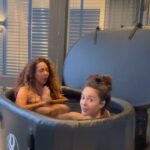 Fajah Lourens Instagram - De slappe lach in het ijsbad met @danielledinkgrevestyling . Zo kun je ook omgaan met pijn! Het ijsbad kan je zoveel brengen,als je durft! Op 22 juni host ik het laatste ijsbad retraite van dit jaar bij mij thuis. De combinatie van ijsbad, ademwerk en paardencoaching. Heb je interesse? updates@iam-present.com