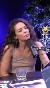 Fajah Lourens Instagram - Een paar maanden geleden was ik te gast bij de podcast van @fhm_nederland omdat ik als oma op nummer 11 in de mooiste vrouwenlijst sta 😵. De podcast gaat over ondernemende vrouwen. Ik lijk misschien boos maar dat ben ik niet dat is gewoon mijn vuur 🔥
