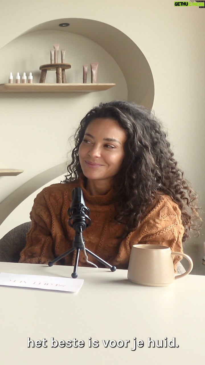 Fajah Lourens Instagram - Aanstaande zondag live! Een super leuke podcast met onze gast en muze @fayaofficial waar we het gaan hebben over alles rondom body and mind. Mis het niet! #muzeskincare #podcast #staytuned #newepisode #skintalk #muzeskintalk