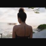 Fajah Lourens Instagram - Twee dagen voor vertrek boekte ik snel nog even een hotel. Ik boek meestal het verkeerde maar dit keer niet. Alsof het universum het hotel had ge boekt. Alcohol vrij, en net open. Ik was de eerste gast. Ik ben letterlijk op handen en voeten gedragen. Viel de wifi uit kreeg ik een telefoon kaart, had ik zin in pannekoeken werden ze voor mij ge bakken. Ik heb 12 mango's gegeten en de beste tonijn die ik ooit heb ge proeft. Vandaag vlieg ik terug en reken ik 196 dollar af voor 12 dagen top eten en de lekkerste smoothy's. Deze plek heeft me de rust gebracht die ik nodig had. Dankjewel @bezanzibar ik kan het oprecht aanraden #nospon