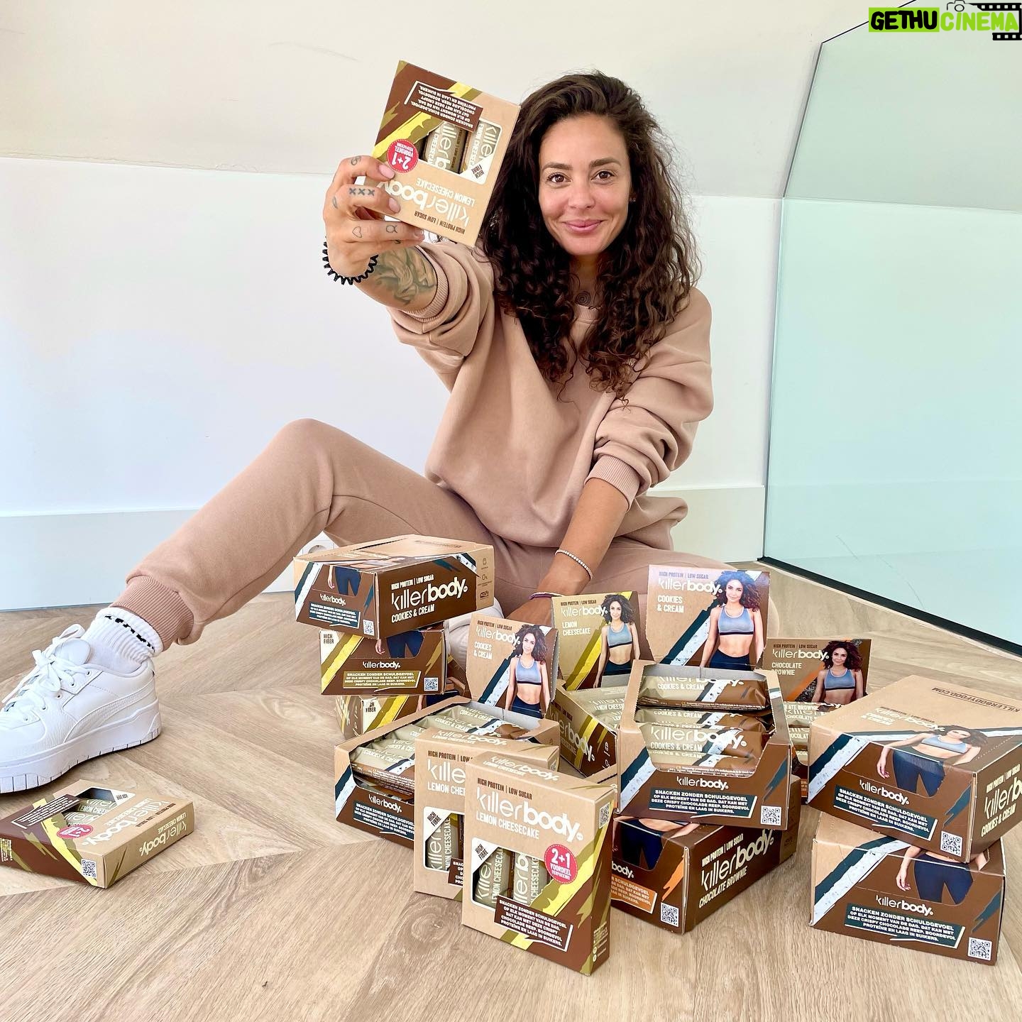 Fajah Lourens Instagram - 🍫 WINACTIE! Wij hebben deze week ontzettend leuk nieuws ontvangen… 😱 Dit houden we nog heel even geheim, maar willen we wel vast vieren 😏 We geven 12 dozen Protein Bars weg aan jou én een vriend(in). Zo doe je mee: 1. Volg @killerbodyfood 2. Tag een vriend(in) 3. Laat weten wat jouw favoriete smaak is in de comments 👇 De winnaar wordt vrijdag 25 augustus bekend gemaakt.