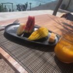 Fajah Lourens Instagram - Twee dagen voor vertrek boekte ik snel nog even een hotel. Ik boek meestal het verkeerde maar dit keer niet. Alsof het universum het hotel had ge boekt. Alcohol vrij, en net open. Ik was de eerste gast. Ik ben letterlijk op handen en voeten gedragen. Viel de wifi uit kreeg ik een telefoon kaart, had ik zin in pannekoeken werden ze voor mij ge bakken. Ik heb 12 mango's gegeten en de beste tonijn die ik ooit heb ge proeft. Vandaag vlieg ik terug en reken ik 196 dollar af voor 12 dagen top eten en de lekkerste smoothy's. Deze plek heeft me de rust gebracht die ik nodig had. Dankjewel @bezanzibar ik kan het oprecht aanraden #nospon
