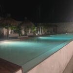 Fajah Lourens Instagram - Twee dagen voor vertrek boekte ik snel nog even een hotel. Ik boek meestal het verkeerde maar dit keer niet. Alsof het universum het hotel had ge boekt. Alcohol vrij, en net open. Ik was de eerste gast. Ik ben letterlijk op handen en voeten gedragen. Viel de wifi uit kreeg ik een telefoon kaart, had ik zin in pannekoeken werden ze voor mij ge bakken. Ik heb 12 mango's gegeten en de beste tonijn die ik ooit heb ge proeft. Vandaag vlieg ik terug en reken ik 196 dollar af voor 12 dagen top eten en de lekkerste smoothy's. Deze plek heeft me de rust gebracht die ik nodig had. Dankjewel @bezanzibar ik kan het oprecht aanraden #nospon