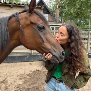 Fajah Lourens Instagram - 11 jaar geleden moest ik dit geweldige paard loslaten. Ik had geen geld meer om mijn paarden te onderhouden na de scheiding. Dit was een van de pijnlijkste gebeurtenissen uit mn leven die ik over de jaren langzaam wanneer ik het toeliet beetje voor beetje heb verwerkt. Ik durfde niet te bellen omdat ik bang was dat hij dood was. Gelukkig leeft hij nog en heb ik destijds een hele lieve nieuwe mama voor hem gevonden. Dankjewel Lieve @romyvaassen voor je lieve zorgen. Het koste me even om alles weer op te bouwen en nu pakt niemand dat ooit nog van me af. Mijn twee prachtige PRE jaarlingen zullen voor altijd aan mijn zijde zijn. Ik verheug me op ons Spanje avontuur en geniet van elke coaching sessie die ze geven. Zo zie je maar dat je altijd een keus hebt. Je kan jezelf uit elke situatie omhoog halen met de juiste #killermindset