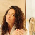 Fajah Lourens Instagram - KORTINGS CODE: Fajah10 En dan gaat je borstel kapot op vakantie in Afrika!Ik heb 12 dagen mijn haar met mn handen en de buy buy frizz serum uitgekamd.Het zat prachtig. Ik heb lang gewisseld van producten en ben nu super blij met de samenwerking met @prettycurlygirl_products de producten zijn top. Wil je de producten ook een keer proberen? Ik heb een leuke kortingscode voor jullie “Fajah10” (www.prettycurlygirl.com)