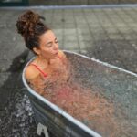 Fajah Lourens Instagram - Het ijsbad is een makkie vergeleken met een ademsessie. Dit is de tweede keer bij @renevalk.com_modules Vorige week 4 minuten, vandaag ruim 8 minuten. Tijdens de ademsessies gebeurt er zoveel waar ik bewust niet eerder bij kon. Vandaag ervaarde ik compassie en zag ik vergroot mijn eigen aandeel in mijn huidige situatie. Het is niet altijd makkelijk om door de pijn heen te bewegen, maar ik voel dat pijn de enige oplossing is voor de pijn. Ik ben super trots op mezelf dat ik mijn minder mooie kanten kan zien en dat ze er ook mogen zijn, dat ik ze voel en ervaar en niet wegloop voor deze ongemakkelijke gevoelens. Ademwerk is daar enorm eerlijk in. Ik kan niet weglopen. Het koude bad leert mij dat alles weer over gaat, rustig blijven ademhalen en dan komt na regen zonneschijn.#killermindset