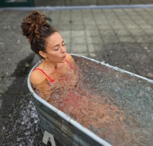 Fajah Lourens Instagram - Het ijsbad is een makkie vergeleken met een ademsessie. Dit is de tweede keer bij @renevalk.com_modules Vorige week 4 minuten, vandaag ruim 8 minuten. Tijdens de ademsessies gebeurt er zoveel waar ik bewust niet eerder bij kon. Vandaag ervaarde ik compassie en zag ik vergroot mijn eigen aandeel in mijn huidige situatie. Het is niet altijd makkelijk om door de pijn heen te bewegen, maar ik voel dat pijn de enige oplossing is voor de pijn. Ik ben super trots op mezelf dat ik mijn minder mooie kanten kan zien en dat ze er ook mogen zijn, dat ik ze voel en ervaar en niet wegloop voor deze ongemakkelijke gevoelens. Ademwerk is daar enorm eerlijk in. Ik kan niet weglopen. Het koude bad leert mij dat alles weer over gaat, rustig blijven ademhalen en dan komt na regen zonneschijn.#killermindset