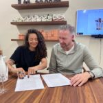 Fajah Lourens Instagram - Gisteren heb ik een distributiedeal getekend met Van Toll Retail voor @killerbodyfood. Dit jaar staat voor mij in het teken van samenwerken. Mijn thema was altijd "alles alleen doen" omdat dat veilig leek, maar uiteindelijk kwam het besef dat je alleen niet alles kan. Alleen is ook niet altijd zo veilig en er zijn ook partijen zoals Van Toll Retail en Michael van de Hurk die betrouwbaar zijn en dezelfde mooie ambities delen om dit merk uit te bouwen. Ik ben trots dat Killerbody binnenkort op alle Antilliaanse eilanden en in Suriname verkrijgbaar is. Ik denk dat mijn vader hier ook super trots op zou zijn als Antilliaan. Dankbaar voor alles op mijn pad geniet ik van alle momenten en verheug ik me op de toekomst. Er komen mooie producten aan voor vrouwen en hun perikelen 😉