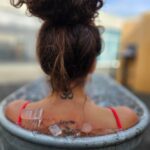 Fajah Lourens Instagram - Het ijsbad is een makkie vergeleken met een ademsessie. Dit is de tweede keer bij @renevalk.com_modules Vorige week 4 minuten, vandaag ruim 8 minuten. Tijdens de ademsessies gebeurt er zoveel waar ik bewust niet eerder bij kon. Vandaag ervaarde ik compassie en zag ik vergroot mijn eigen aandeel in mijn huidige situatie. Het is niet altijd makkelijk om door de pijn heen te bewegen, maar ik voel dat pijn de enige oplossing is voor de pijn. Ik ben super trots op mezelf dat ik mijn minder mooie kanten kan zien en dat ze er ook mogen zijn, dat ik ze voel en ervaar en niet wegloop voor deze ongemakkelijke gevoelens. Ademwerk is daar enorm eerlijk in. Ik kan niet weglopen. Het koude bad leert mij dat alles weer over gaat, rustig blijven ademhalen en dan komt na regen zonneschijn.#killermindset