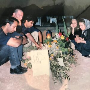 Falamak Joneydi Instagram - اصفهان. شب. عزادار مادر سروش . سالها پیش...
عارف دورترین ما از مرگ بود