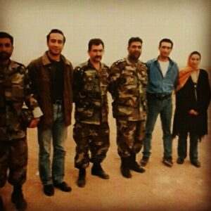 Falamak Joneydi Instagram - با عارف دوست سالهای دور، زیاد سفر رفتیم. شمال، خرمشهر، اهواز، مرز کردستان، سنندج، اصفهان، کرمانشاه...در کرمانشاه خانه ی پدری عارف ساکن شدیم. امروز حتی بیشتر از خود عارف چهره ی پدر و مادرش جلوی نظرم است و فکر می کنم آیا طاقتی این اندازه عظیم برای رنجشان اصلا می تواند وجود داشته باشد